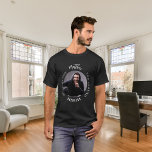 Svartvitt foto av manlig mytisk legend t shirt<br><div class="desc">Fira hans speciella dag i stil med denna personliga t-shirt! Med en klassisk svart bakgrund och fet text som lyder: "Mannen, Myten, Legenden". Anpassa designen genom att lägga till hans namn och ett favoritfoto för att göra det verkligt unikt. Denna t-shirt är den perfekta presenten för en legendarisk svensexa, perfekt...</div>