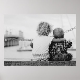 Svartvitt fotografera av en pojke och en flicka… poster