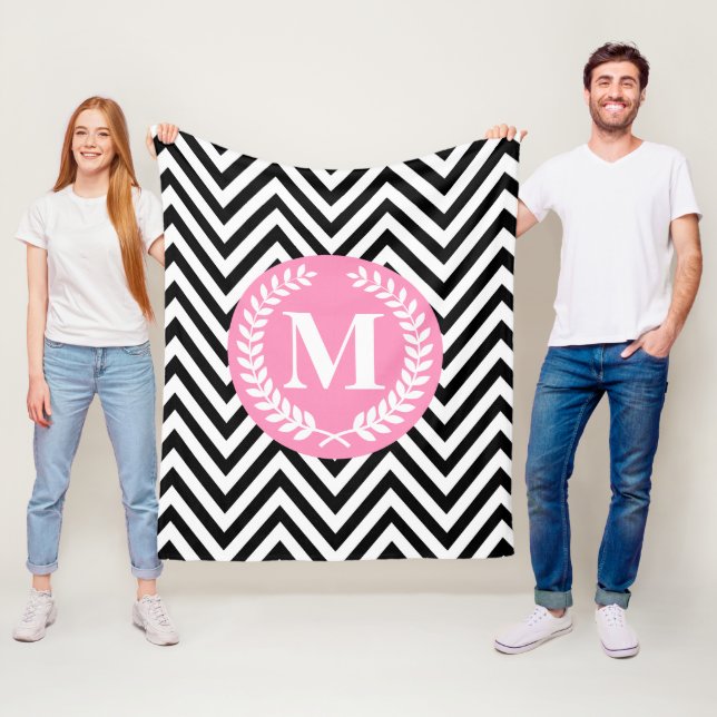 Svartvitt geometriskt monogram fleecefilt (På plats)