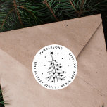 Svartvitt Julgran Returadress Runt Klistermärke<br><div class="desc">Den här runda klisterlappen har en rustisk svart Julgran med en stjärna,  runda prydnadsföremål,  snö och en returadress. Om du vill ha en mer avancerad anpassning av den här designen klickar du på länken "anpassa ytterligare".</div>