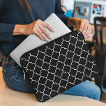 Svartvitt lackeringsverk, kvatrefoil, Trellis Laptop Fodral<br><div class="desc">Elegant,  snyggt och sofistikerad marockansk trellis mönster i svart färg. Modern gåva och trendig,  perfekt för det latetiska älskare i ditt liv.</div>