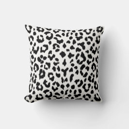 svartvitt leopardtryck med monogramen kudde