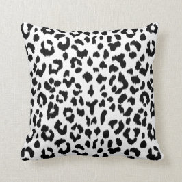 svartvitt leopardtryck med monogramen kudde