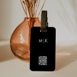 Svartvitt med QR-kod | Modern monogram Bagagebricka<br><div class="desc">Den här moderna bagageteckendesignen har en svart bakgrund med rik,  med initialer i fet vit text för ett utseende som är enkelt och snyggt,  men ändå professionell. Det finns också en skannerbar QR-kod</div>