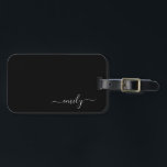 Svartvitt Modern Script Monogram Namn Bagagebricka<br><div class="desc">Svartvit,  enkelt skript,  Monogram Namn. Det gör perfekten söt 16-årsjubileum,  bröllop,  möhippa,  årsdag,  babydusch eller bachelorette-fest för någon som glam lyxen och chic stilar i kärlek.</div>