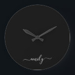 Svartvitt Modern Script Monogram Namn Stor Klocka<br><div class="desc">Svartvit,  enkelt skript,  Monogram Namn. Det gör perfekten söt 16-årsjubileum,  bröllop,  möhippa,  årsdag,  babydusch eller bachelorette-fest för någon som glam lyxen och chic stilar i kärlek.</div>