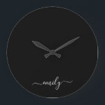 Svartvitt Modern Script Monogram Namn Stor Klocka<br><div class="desc">Svartvit,  enkelt skript,  Monogram Namn. Det gör perfekten söt 16-årsjubileum,  bröllop,  möhippa,  årsdag,  babydusch eller bachelorette-fest för någon som glam lyxen och chic stilar i kärlek.</div>