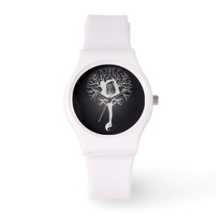 Svartvitt yogaträd med kvinnan och yin yang. armbandsur