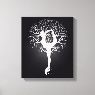 Svartvitt yogaträd med kvinnan och yin yang. canvastryck