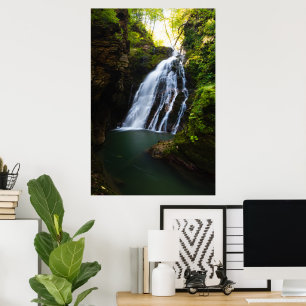 Svavelserande vattenfall med solljus poster