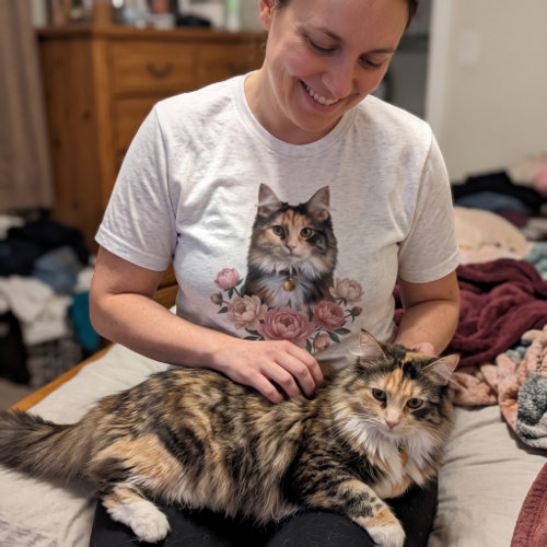 Cozy lap pet hero: the personalized t-shirt with your pet's portrait
