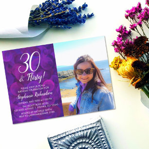 30 och Flirty Elegant Lila Photo Birthday Inbjudningar