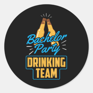 Svensexegäng Brudgum Brud Drinkande Team Runt Klistermärke