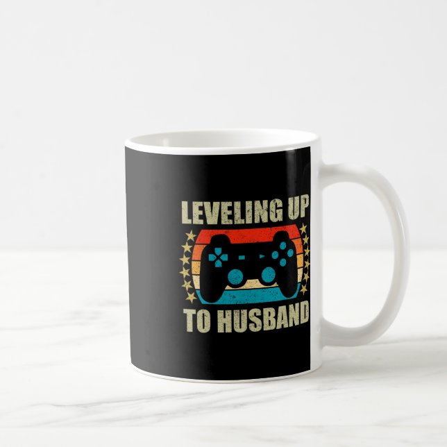 Svensexepartaj på väg att bli make brudgum spelar  kaffemugg (Höger)