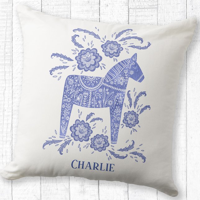 Svenska Dala Horse Art Blå eget namn Kudde (Swedish Dala Horse folk art blue and white personalized name throw pillow)