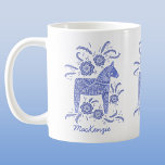 Svenska Dala Horse Blue-Personligen Kaffemugg<br><div class="desc">En traditionell svensk Dala Horse-design i indigoblått och vitt. Idealisk för dem som kärlek hästar,  ponnyer och alla skandinaviska sak. Ändra namn för att anpassa. Originalkonst av Nic Squirrell.</div>
