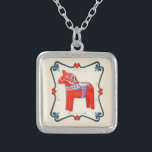 Svenska Dala Horse Folk Art Framed Silverpläterat Halsband<br><div class="desc">Traditionell folkkonst tog med trähäst från Dalarna-området i Sverigens skandinaviska land,  i norsk rosemalj inspirerade ram rulla av hjärtan och blommor. Under julens helgdagar i Sverige,  Norge och Danmark ses hästar i Dala. Från skandinaviska gåvor.</div>