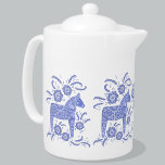Svenska Dala Horse Indigo Blue and White Tekanna<br><div class="desc">En traditionell svensk Dala Horse-design i periwinkle blue och white. Perfekt för helgdagarna på vintern eller för häst och ponny älskare. Originalkonst av Nic Squirrell.</div>
