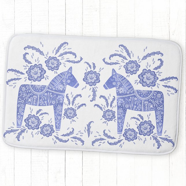 Svenska Dala Horse Indigo Blue och White Bath Mat Badrumsmatta (Swedish Dala Horse blue and white folk art bath mat)