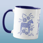 Svenska Dala Horse Periwinkle Blue and White Mugg<br><div class="desc">En traditionell svensk Dala Horse-design i indigoblått och vitt. Idealisk för dem som kärlek hästar,  ponnyer och alla skandinaviska sak. Originalkonst av Nic Squirrell.</div>