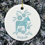 Svenska Dala Horse Personlig Julgransprydnad Keramik<br><div class="desc">Teal grönt och vit målning av en svensk Dala Horse. Ändra eller ta bort namn för anpassning.</div>