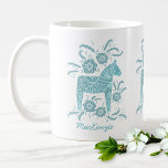 Svenska Dala Horse Teal Personlig Coffee Mugg<br><div class="desc">En traditionell svensk Dala Horse-design i teal grönt och vit. Idealisk för dem som kärlek hästar,  ponnyer och alla skandinaviska sak. Ändra namn för att anpassa. Originalkonst av Nic Squirrell.</div>