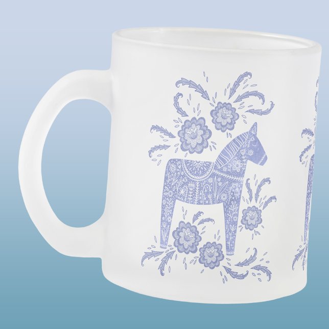 Svenska Dalahästar Periwinkle Blå och Vit Frostad Glasmugg (Swedish Dala Horse blue and white mug)