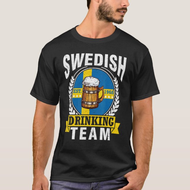 Svenska Est 1966 Grattis på födelsedagen Drinking  T Shirt (Framsida)