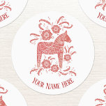 Svenska Personligen Dala Horse Red and White Klistermärke<br><div class="desc">En traditionell svensk Dalecarlian- eller Dala Horse-målning. Ändra namn eller texten som du vill anpassa. Originalkonst av Nic Squirrell.</div>