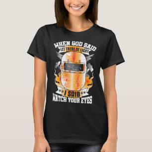 Svetsar ger en fin svetsbild på baksidan av skjort t shirt