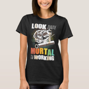 Svetsar ger en fin svetsbild på baksidan av skjort t shirt