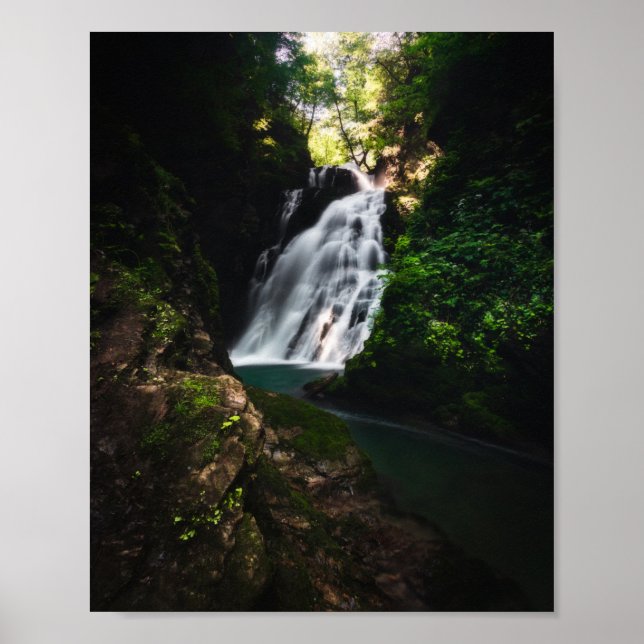 Svindlande vattenfall Šum i magisk skog Poster (Framsidan)