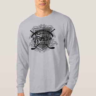 Svurit för att försvara (hockeydefensemanen) t-shirt