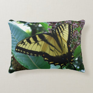 Swallowtail Butterfly I på Milkweed i Shenandoah Prydnadskudde