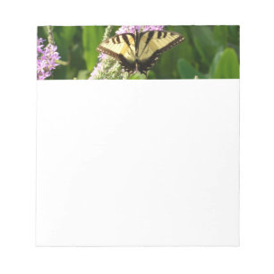 Swallowtail Butterfly på Lila Wildblommor Anteckningsblock