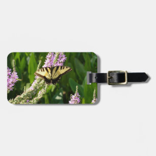 Swallowtail Butterfly på Lila Wildblommor Bagagebricka