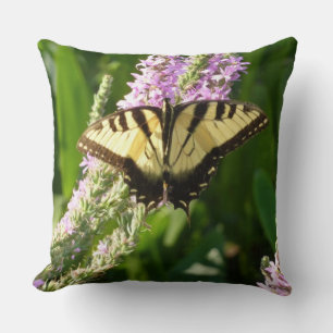 Swallowtail Butterfly på Lila Wildblommor Kudde