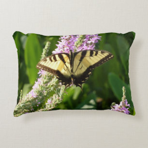 Swallowtail Butterfly på Lila Wildblommor Prydnadskudde