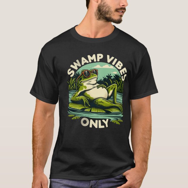 Swamp Vibes Only Chilling Frog T-Shirt (Framsida)