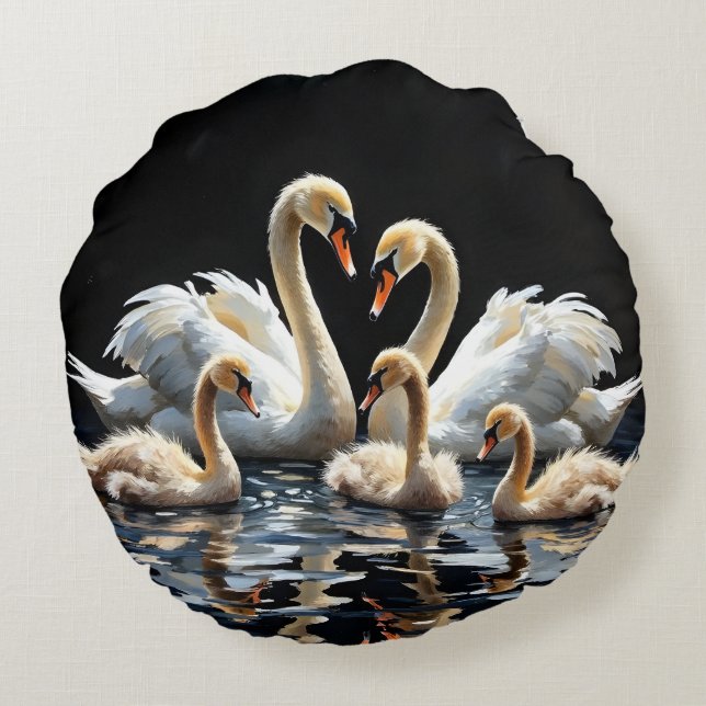 Swan Family on Black Lake Artwork Rund Kudde (Baksidan)