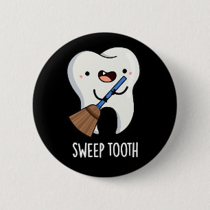 Sweep Tooth Funny Dental Pun Mörk BG Knapp