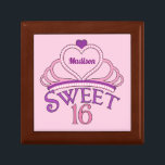 Sweet 16 Birthday Personlig Rosa Princess Tiara Minnesask<br><div class="desc">Cute sweet sixteen necklace-födelsedagspresent för din stora tonårsflickas bash. Anpassa genom att skriva ditt namn i skript för söt lila inuti rosa tiara. En söt söt 16 presentlåda.</div>