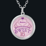 Sweet 16 Birthday Personlig Rosa Princess Tiara Silverpläterat Halsband<br><div class="desc">Cute sweet sixteen necklace-födelsedagspresent till ge ut som party favors i slutet av din stora tonårsabborre. Anpassa genom att skriva ditt namn i skript för söt lila inuti rosa tiara. En söt söt 16-design.</div>