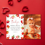 Sweet Berry First Birthday Photo Party Tack Kort<br><div class="desc">Sprid lycka med vår söta födelsedag tack vare dina kort! De här charmkorten är perfektens sätt att avsluta din lilla födelsedagskalender. De här korten är utrustade med vackra jordgubbar i vattenfärg och en sprinkling av rosa och röda hjärtan och har en enkel använda för ditt tackbudskap. Gör det ännu speciellare...</div>