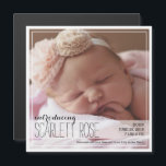 Sweet Fullt Photo Classic Baby-meddelande Magnetisk Inbjudningskort<br><div class="desc">Fullt fotot baby nyfödd meddelande med bara enkel text tillagd på fotot. Vita Gräns och skärmade vita band för att lägga till ditt baby namn och födelsedatum. Anpassa med din egen formulering. Om du behöver ändra designlayouten kan du skicka e-post till paula@labellarue.com innan du beställer. Angående: Foto kredit till Katina...</div>
