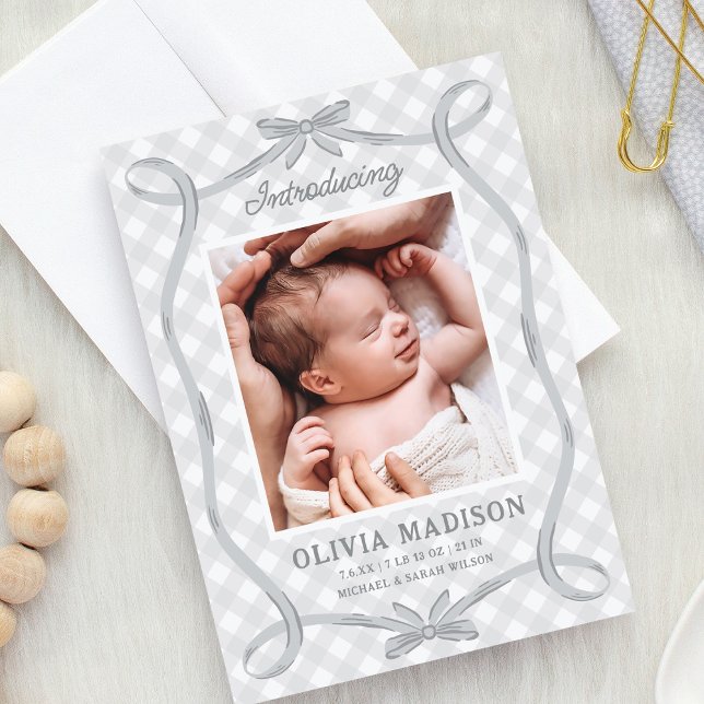Sweet Grått Gingham Ribbon Bow Birth Announement Inbjudningar (Skapare uppladdad)