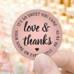 Sweet Kärlek & Rosa & Black Faux Foil Elegant Runt Klistermärke<br><div class="desc">Tillsätt en personlig med elegant till möhippa tackkort, party favors och dekorationer med dessa rundklistermärken för chic/kuvertförseglingar. Den rosa och svart utformningen har söt guld faux metallfolie, snyggt manus kärlek och tack i mitten, och modern typografi, namn och datum i en cirkel. All text på dessa mångsidiga etiketter är enkel...</div>