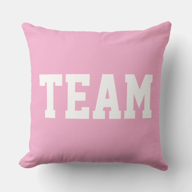 Sweet Light Pink Athletic Sporty TEAM White Text Kudde (Framsida)