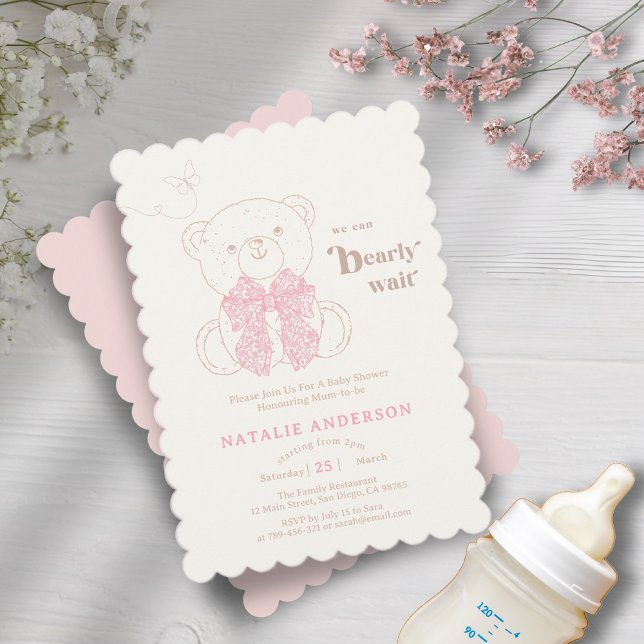 Sweet Rosa Bear.. Vi kan bolla Baby Shower Inbjudningar (Sweet Pink Bear We Can Bearly Wait Baby Shower Invitation)