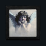 Sweet Rosy Cheeked Vintage Angel i Clouds Minnesask<br><div class="desc">Fin vintage med en sötad ängel med mjukt vitt vingar och rosa kinder som håller ansikte i händer. Tittar fredligt och vänligt. Bakgrunden är fylld med mjuka etermoln.</div>